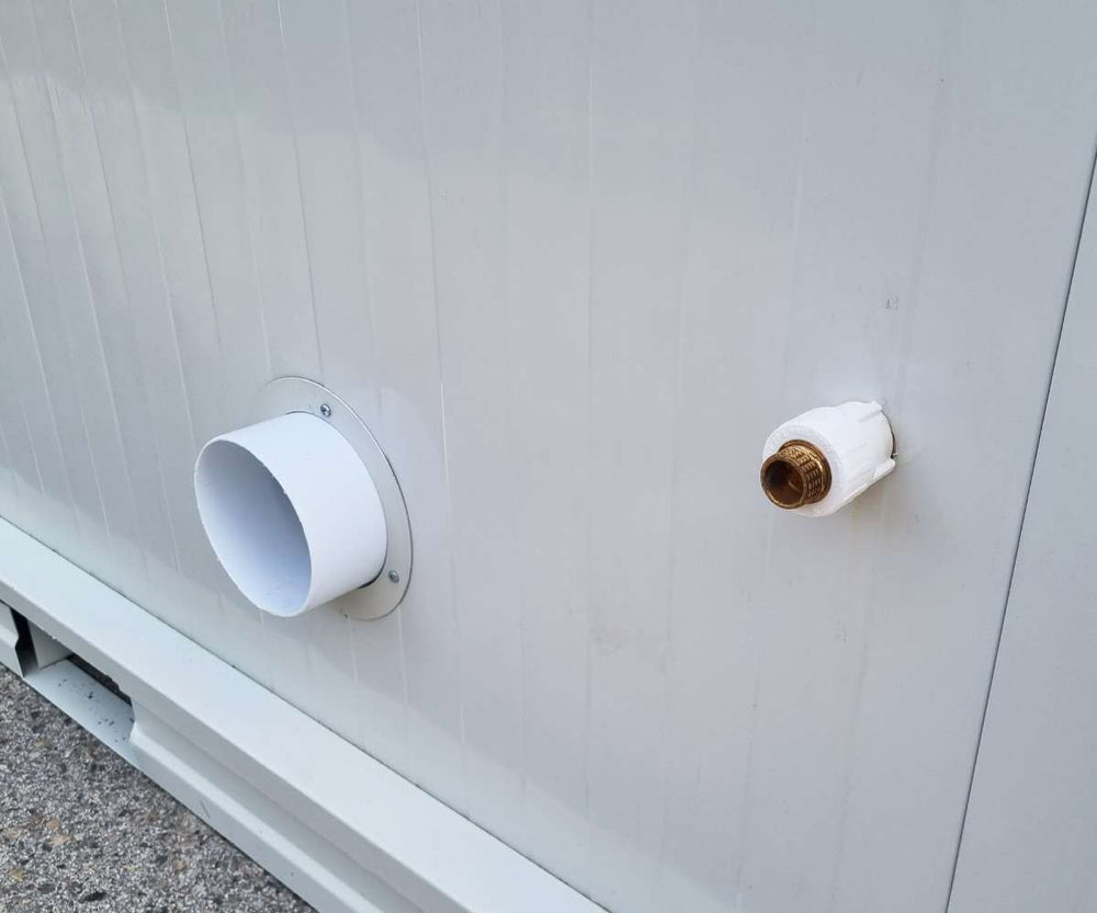 Sanitaercontainer_ral9002_Anschluesse_600x600_2x_a25b7f4c-5a6c-4978-8116-9aacc1775e77